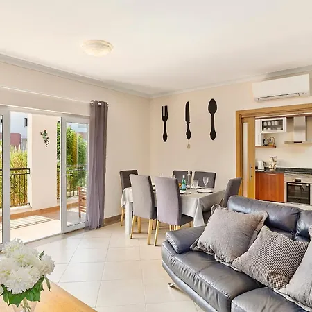 Apartman Pacifico, O Pomar